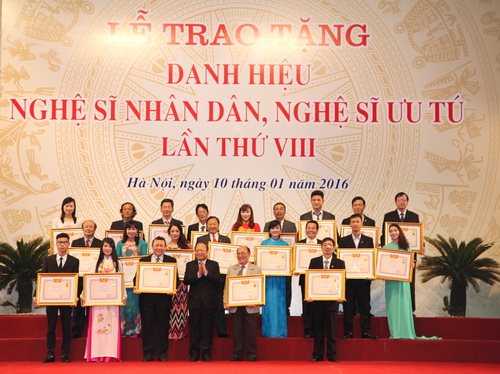 Bộ trưởng Bộ VHTTDL Hoàng Tuấn Anh trao danh hiệu NSƯT cho các nghệ sỹ